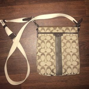 SIGNATURE COACH CROSSBODY